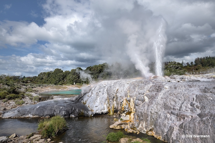 Pōhutu Geyser erupting